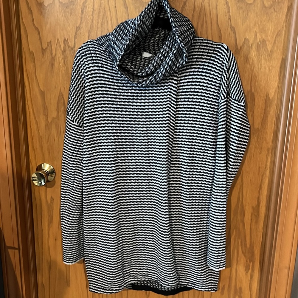 CLEAR OUT SALE: $5. CAbi #3167 Fergie Split Turtleneck